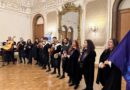 Integrantes de las tunas universitarias durante una presentación musical.