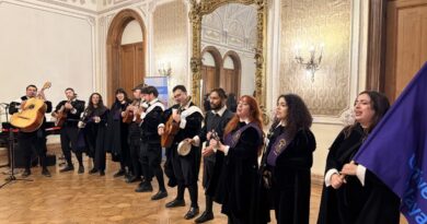 Integrantes de las tunas universitarias durante una presentación musical.