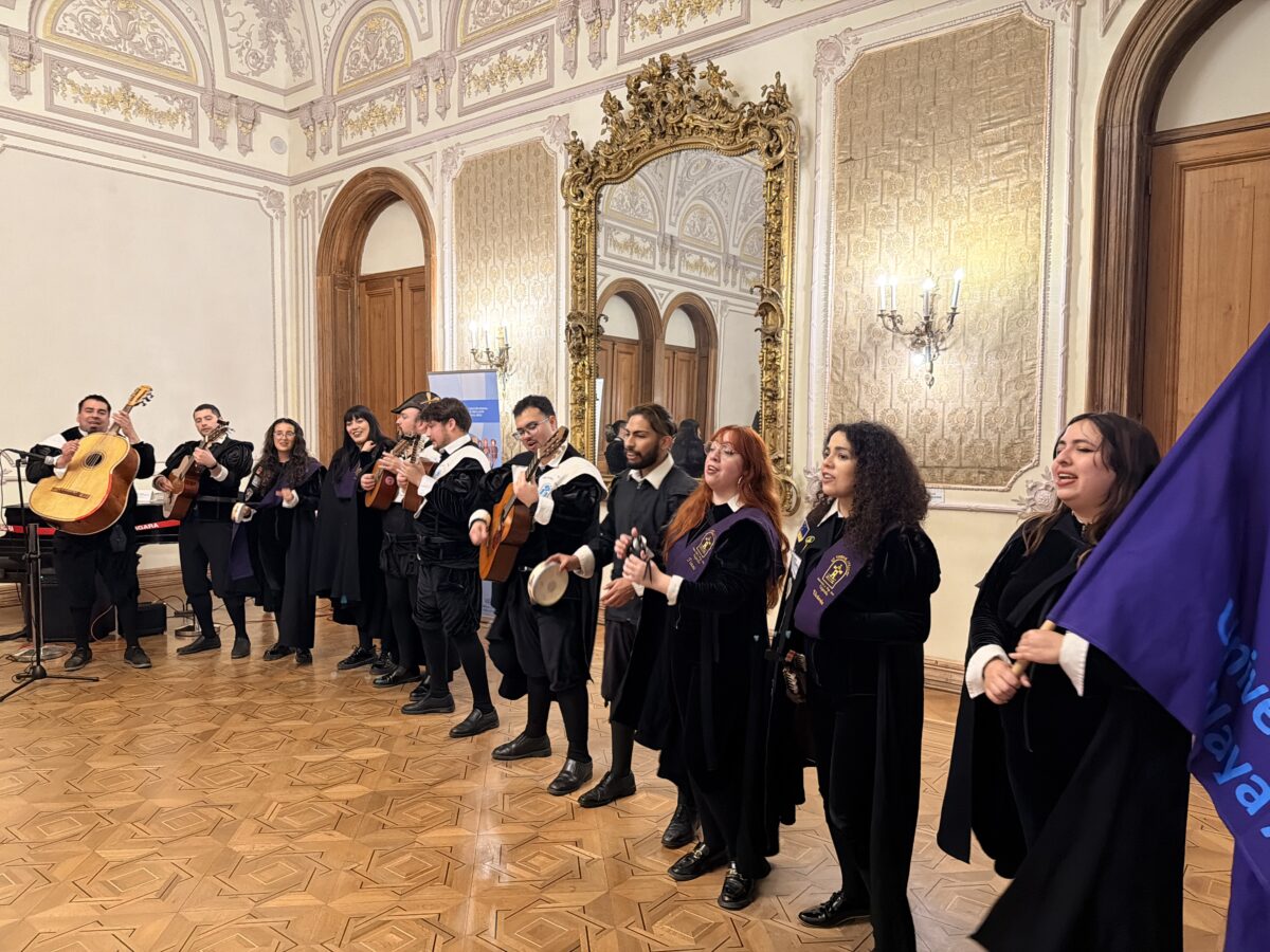 Integrantes de las tunas universitarias durante una presentación musical.