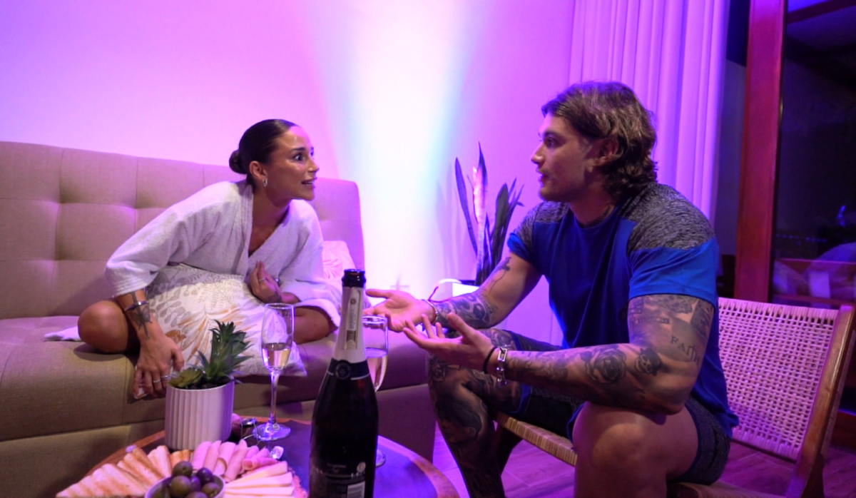 Álvaro Ballero y Ludmila Ksenofontova conversando en la casona de Volverías con tu ex? 2.