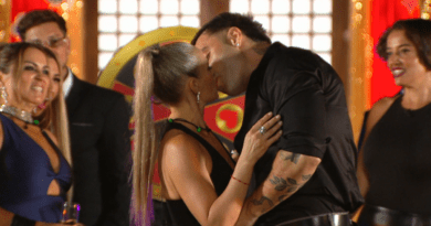 Participantes de ¿Volverías con tu ex? 2 protagonizan un momento romántico durante una fiesta.