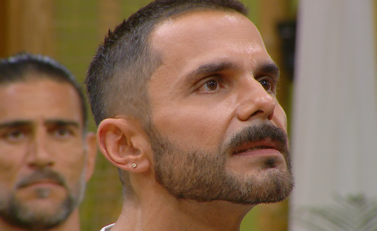Primer plano de Álvaro Ballero durante la discusión.
