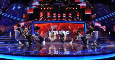 Escenario del programa Vértigo con sus característicos asientos para los invitados.