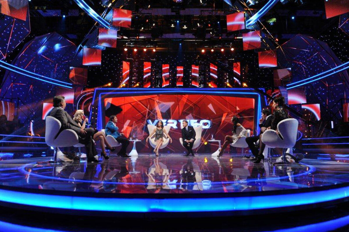 Escenario del programa Vértigo con sus característicos asientos para los invitados.