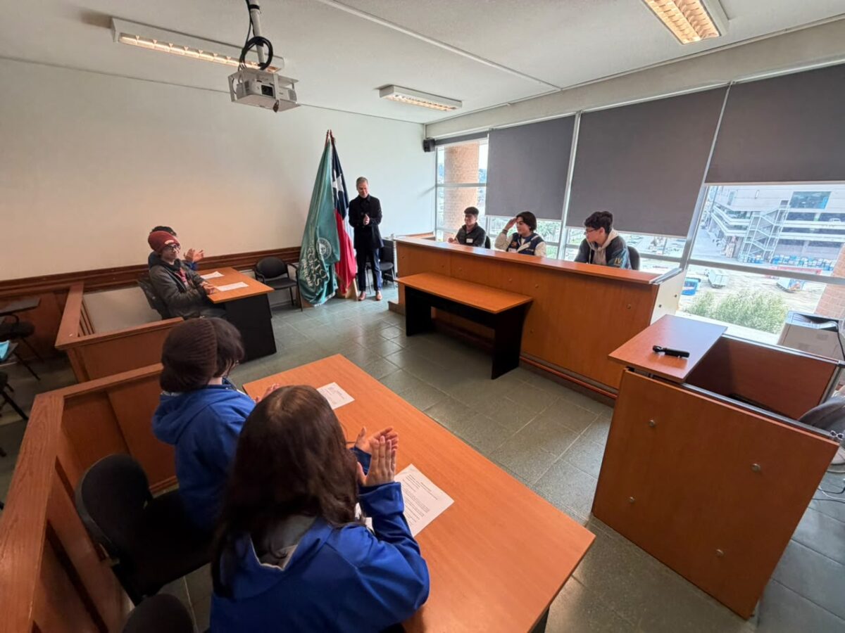 Estudiantes participando en una charla informativa en el auditorio de Santo Tomás Viña del Mar.