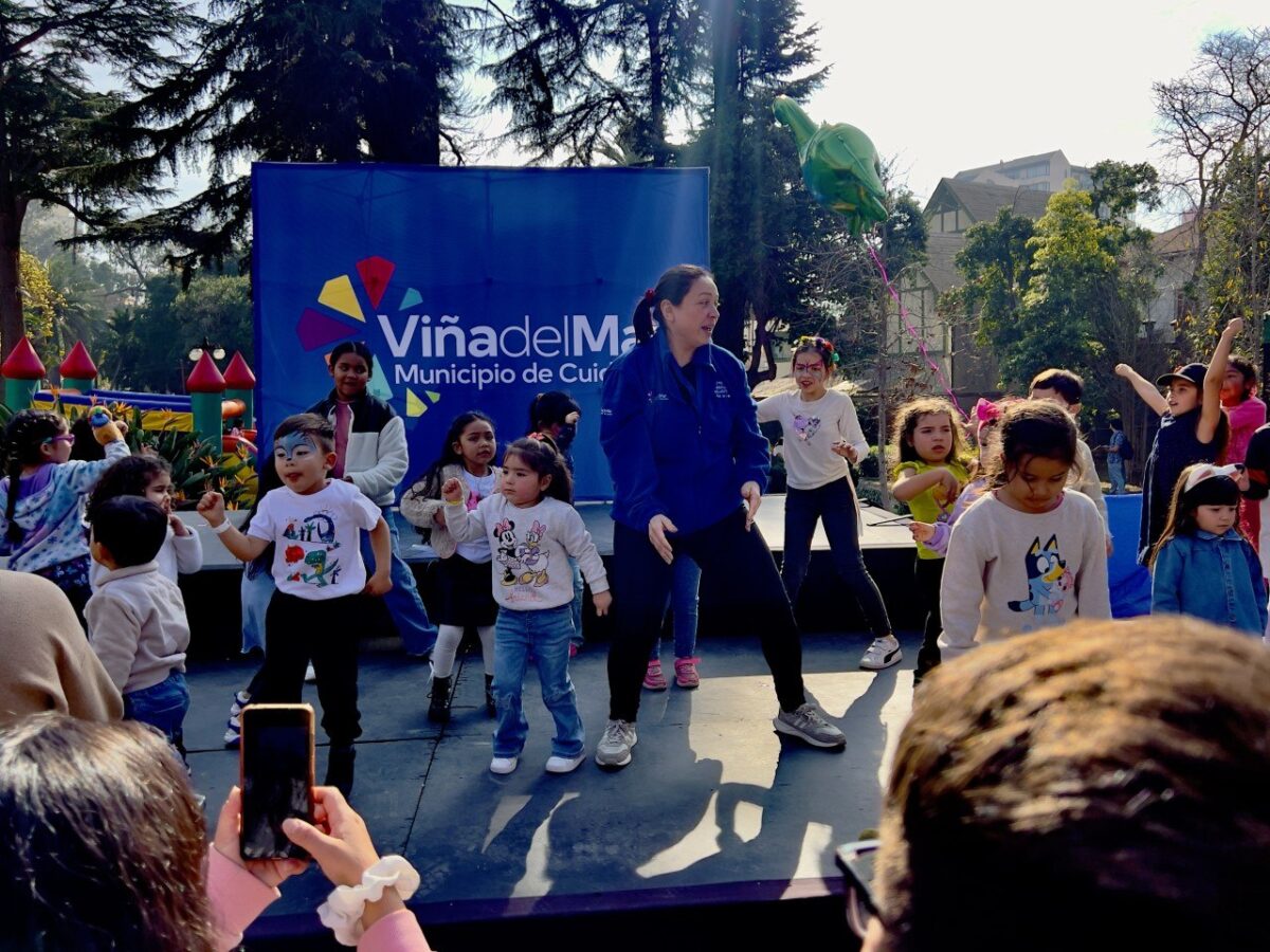 Niños y niñas participando en actividades recreativas en el parque Quinta Vergara.