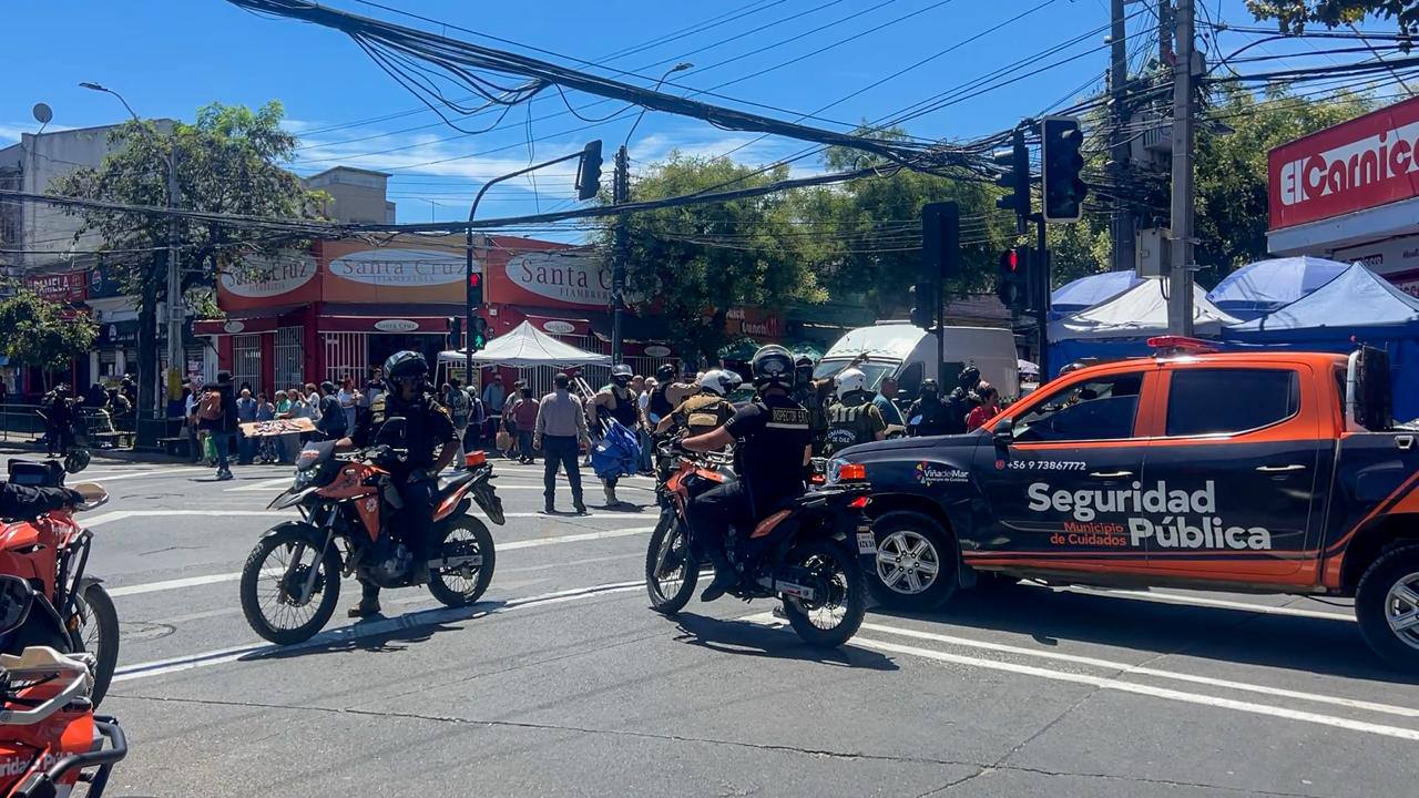 Detalle del operativo de seguridad en calle Quillota con Arlegui.