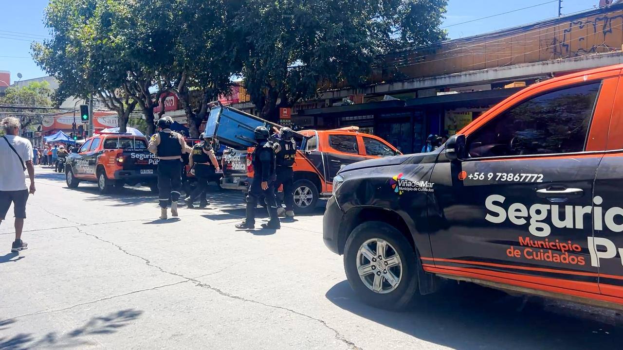 Inspectores municipales y Carabineros en el lugar de los hechos tras la agresión.