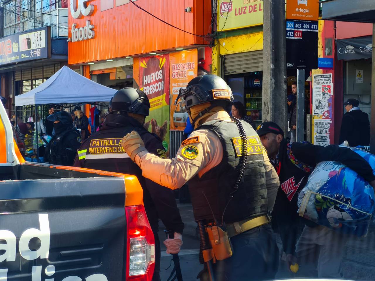 Personal de Seguridad Pública de Viña del Mar durante el operativo de fiscalización en el centro de la ciudad.