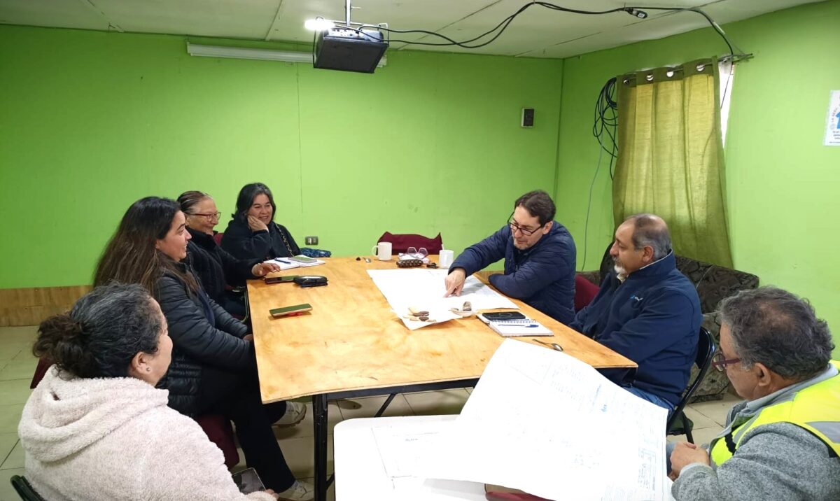 Equipos de Esval explican detalles técnicos del proyecto a la comunidad.