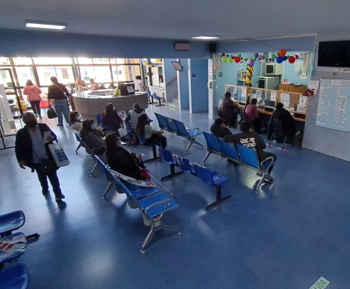Sala de espera del Centro de Salud Miguel Concha en Quillota.