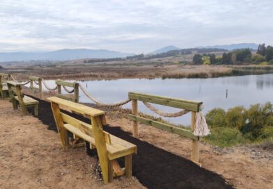 Nuevas bancas y barandas de madera instaladas en el humedal Los Maitenes Campiche.