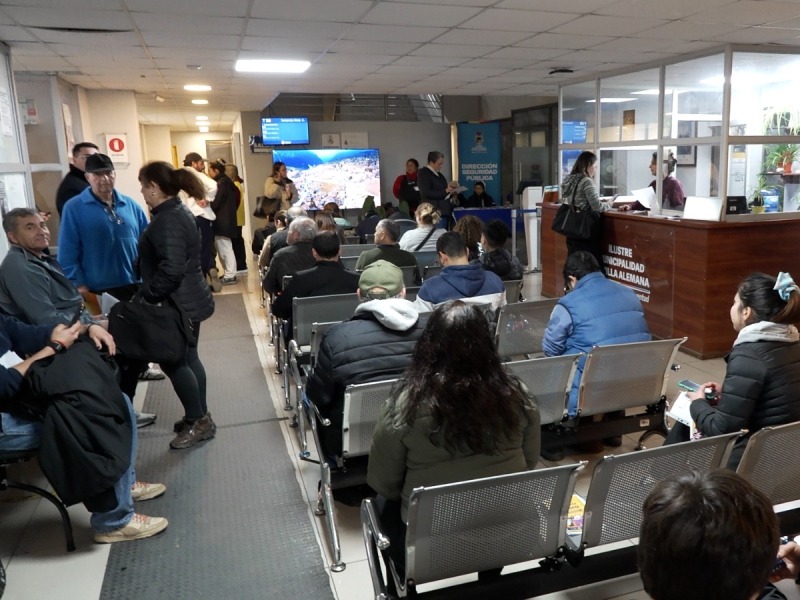 Vecinos esperando atención en las dependencias municipales durante la jornada nocturna.