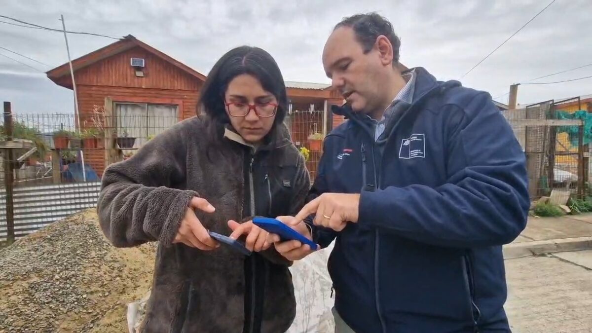 El seremi Nicolás Cerda revisa información en terreno junto a una vecina para gestionar la aplicación de la Ficha FIBE.