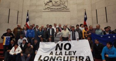 Dirigentes de la pesca artesanal manifestándose contra la Ley Longueira.