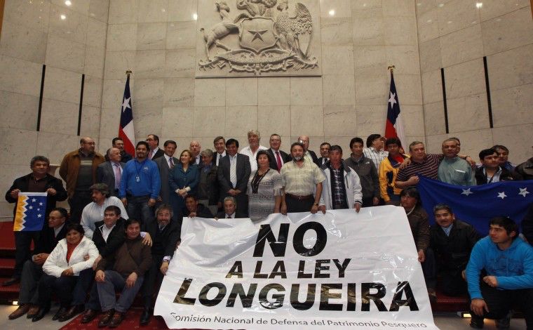 Dirigentes de la pesca artesanal manifestándose contra la Ley Longueira.