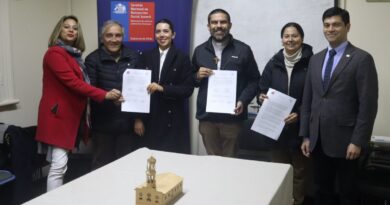 Autoridades y representantes de la Corporación La Matriz tras la firma del convenio de reinserción social.