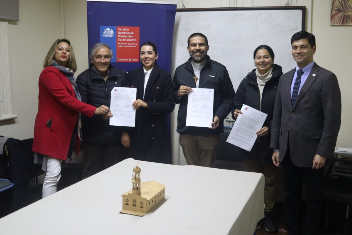 Autoridades y representantes de la Corporación La Matriz tras la firma del convenio de reinserción social.