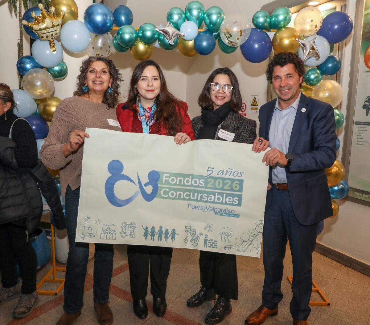 Representantes de organizaciones sociales sosteniendo el cartel de los 5 años de Fondos Concursables.