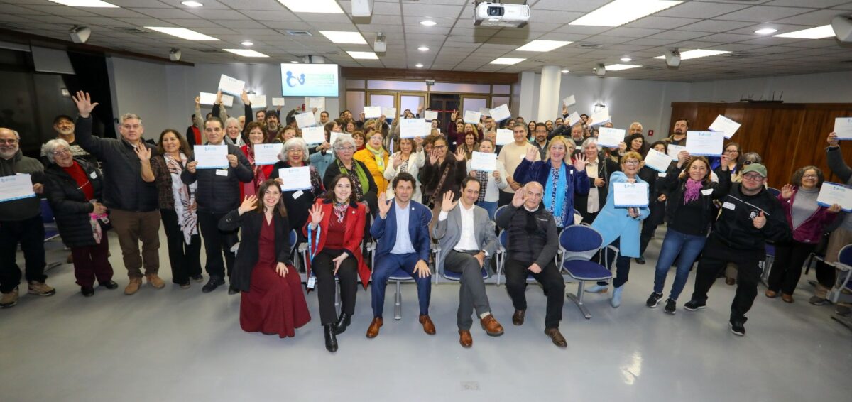 Grupo de personas celebrando la adjudicación de los Fondos Concursables 2026 de Puerto Valparaíso.