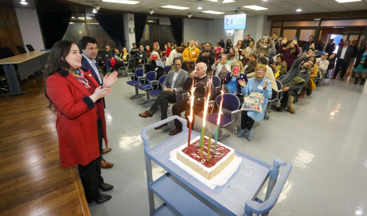 Celebración con torta y bengalas durante la ceremonia de entrega de fondos.