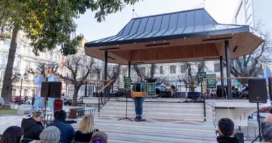 La alcaldesa de Valparaíso, Camila Nieto, durante la inauguración de las obras en la pérgola de Plaza Victoria.