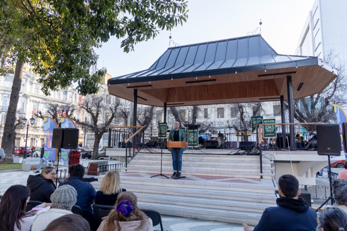 La alcaldesa de Valparaíso, Camila Nieto, durante la inauguración de las obras en la pérgola de Plaza Victoria.