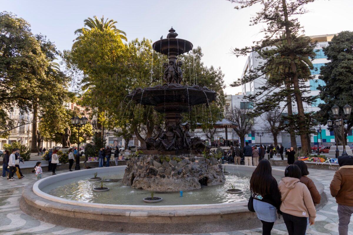Vista general de la histórica pileta de Plaza Victoria tras su restauración.