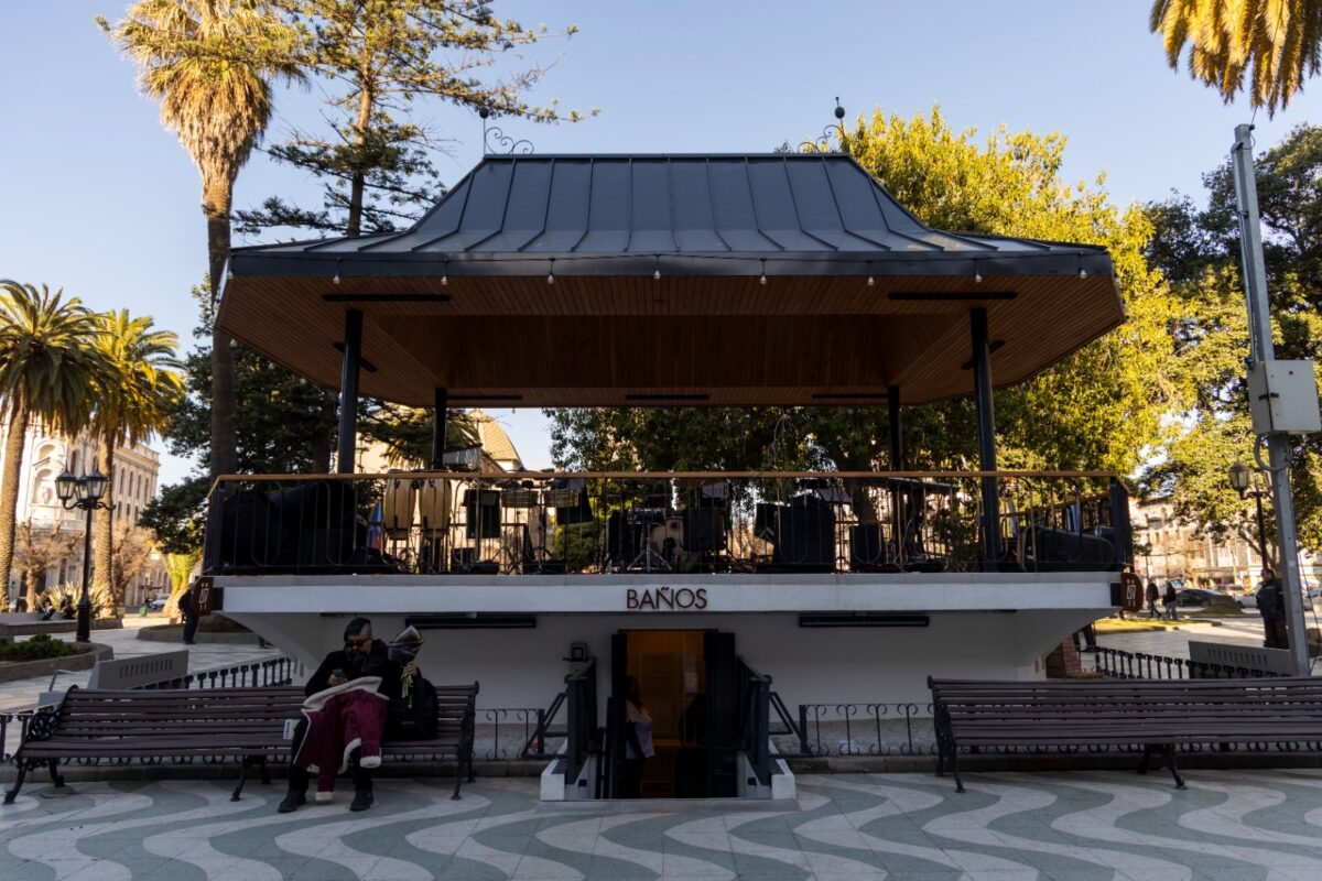 Detalle de la pérgola de Plaza Victoria tras las obras de mejoramiento.