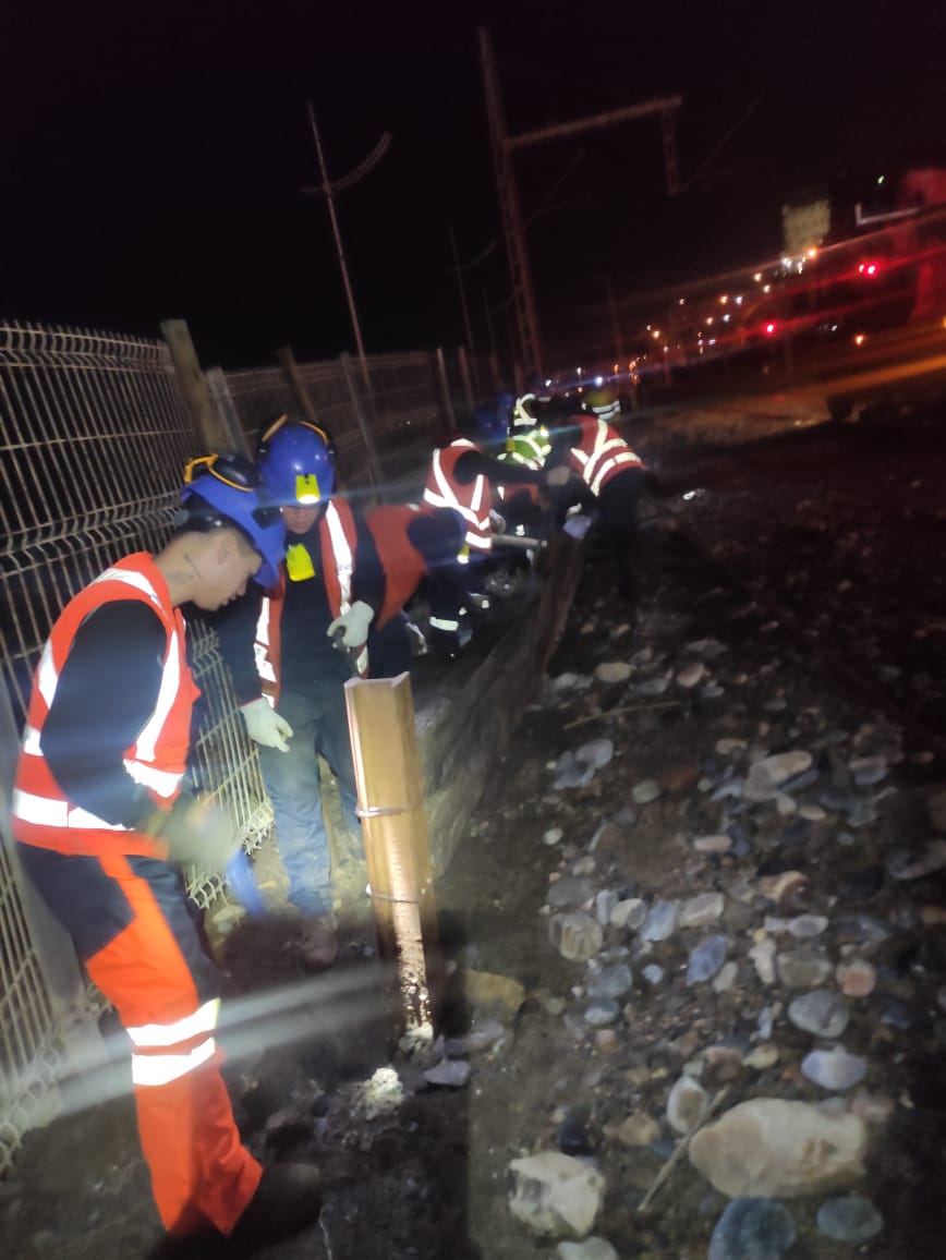 Personal técnico trabajando en la instalación de defensas en el borde costero.