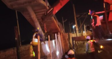 Trabajos nocturnos de instalación de barreras de concreto en la faja vía de EFE.