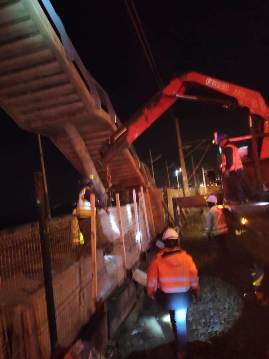 Trabajos nocturnos de instalación de barreras de concreto en la faja vía de EFE.