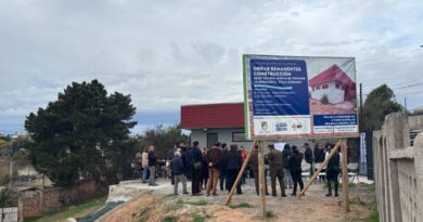 Autoridades locales y vecinos durante el corte de cinta de la nueva sede vecinal en Villa Alemana.