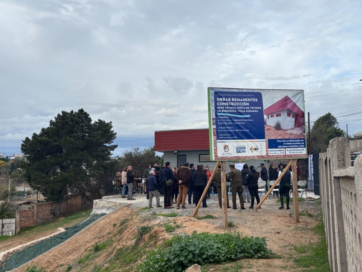 Autoridades locales y vecinos durante el corte de cinta de la nueva sede vecinal en Villa Alemana.