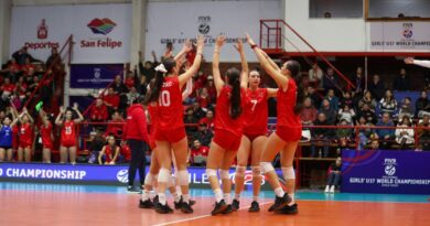 Selección chilena de vóleibol femenino celebrando un punto durante el Mundial U17.