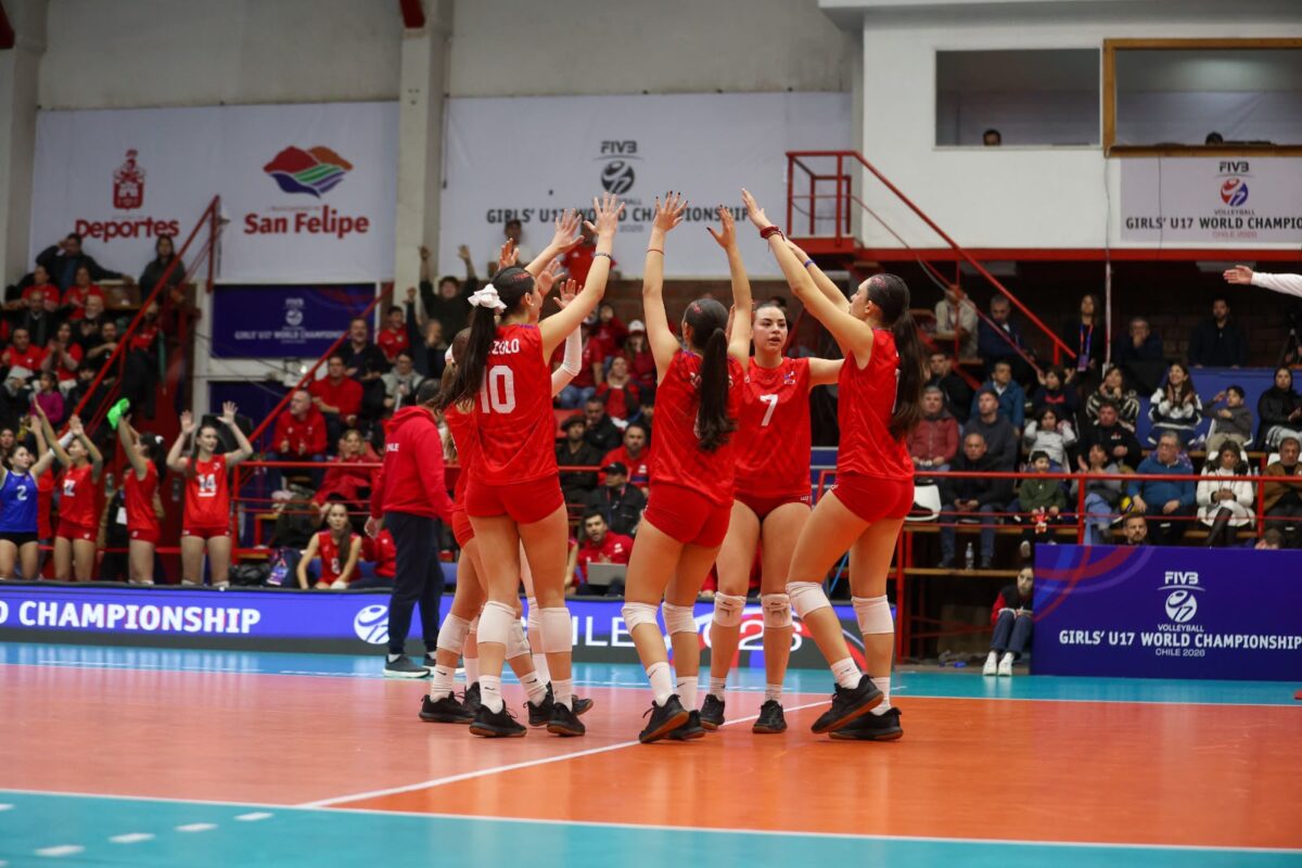 Selección chilena de vóleibol femenino celebrando un punto durante el Mundial U17.