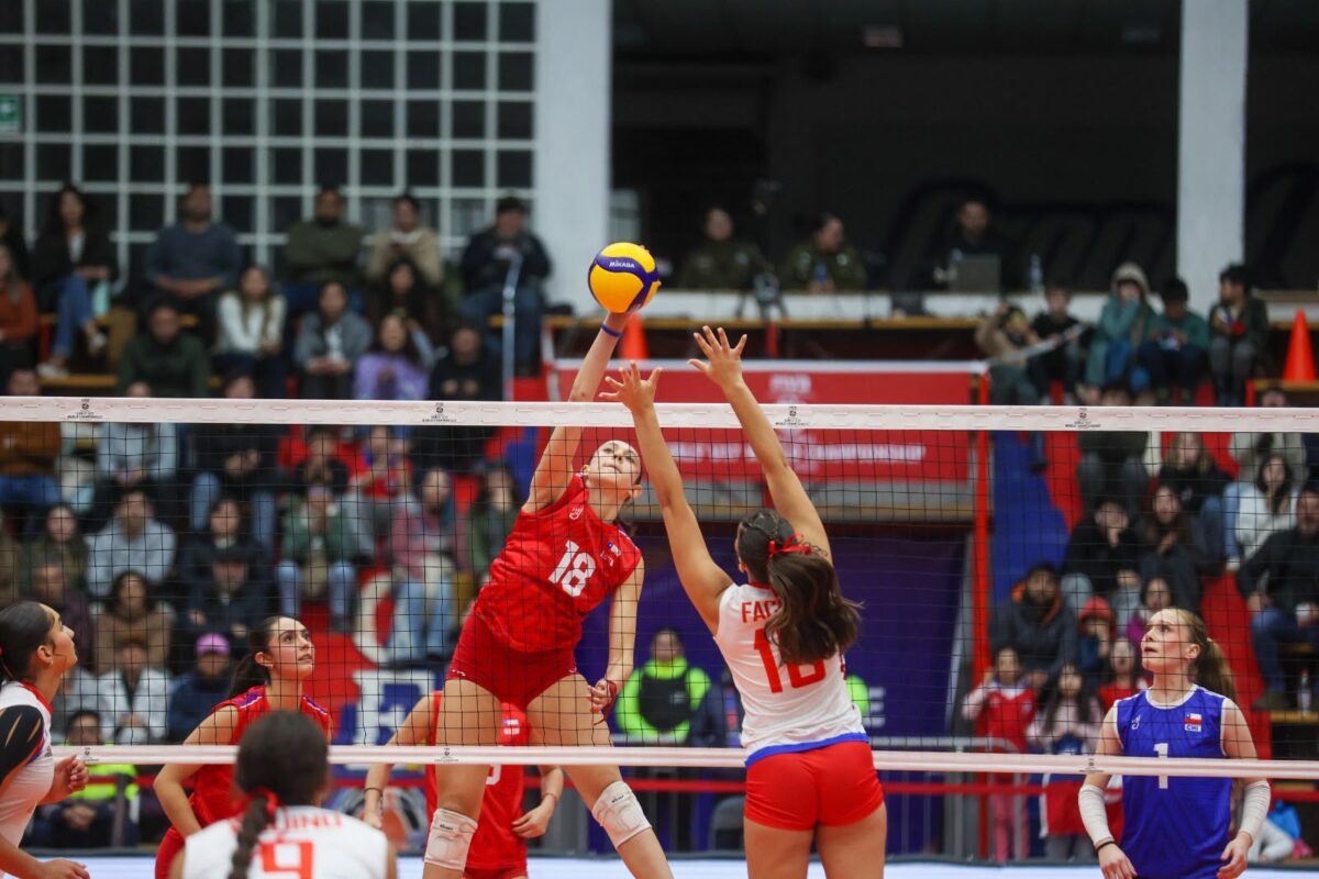 Acción de bloqueo en la red durante el partido de Chile en el Mundial U17.