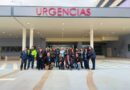 Equipos de salud y autoridades posan frente al área de urgencias del nuevo hospital.