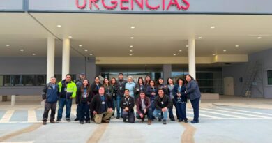 Equipos de salud y autoridades posan frente al área de urgencias del nuevo hospital.