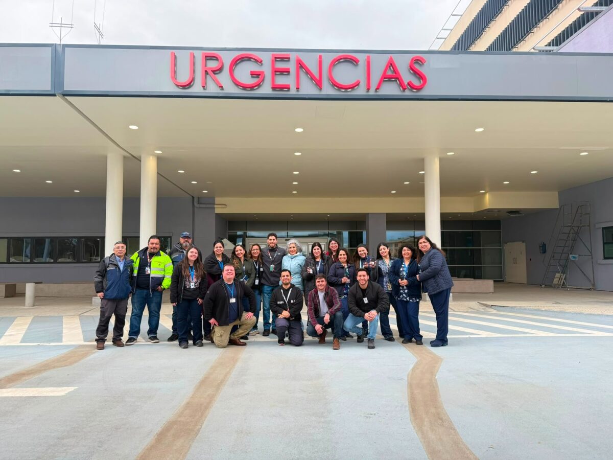 Equipos de salud y autoridades posan frente al área de urgencias del nuevo hospital.