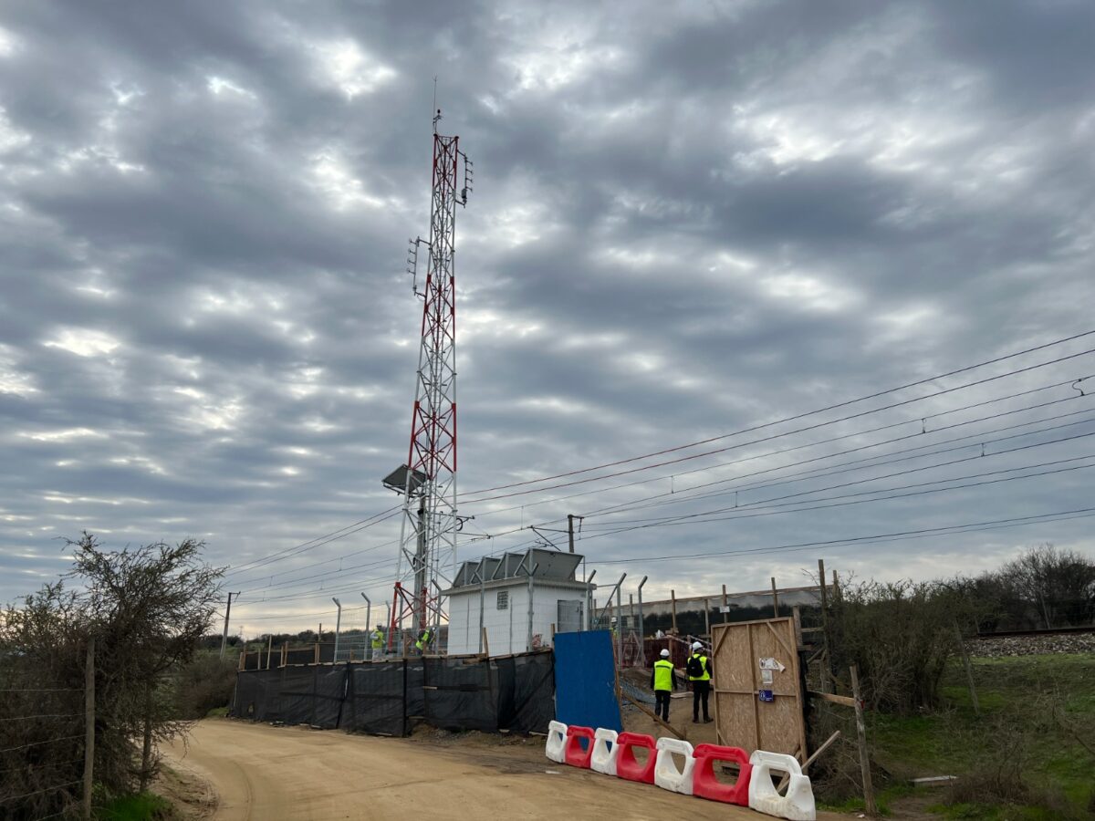 Vista general de la nueva torre de comunicaciones y la estación repetidora en Limache.