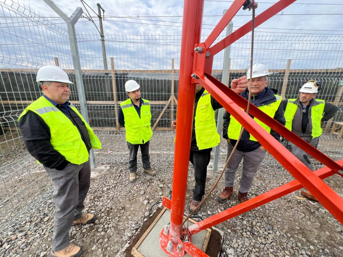 Equipo técnico de EFE Valparaíso supervisando la instalación de la torre.