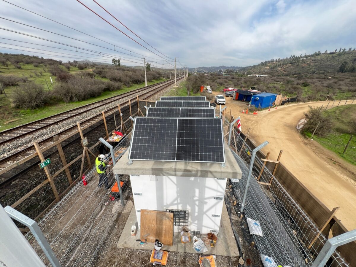 Detalle de los paneles solares instalados para el respaldo energético de la estación.