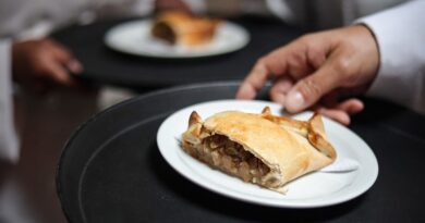 Empanada servida en plato durante el concurso gastronómico de Valparaíso.