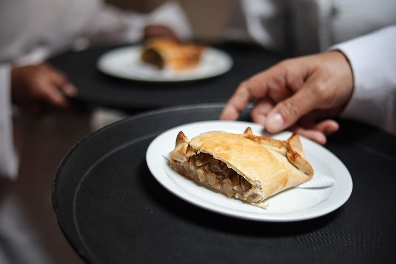 Empanada servida en plato durante el concurso gastronómico de Valparaíso.