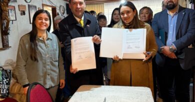 La seremi Leslie Cornejo y el alcalde Marcos Morales sostienen el convenio firmado junto a autoridades locales.