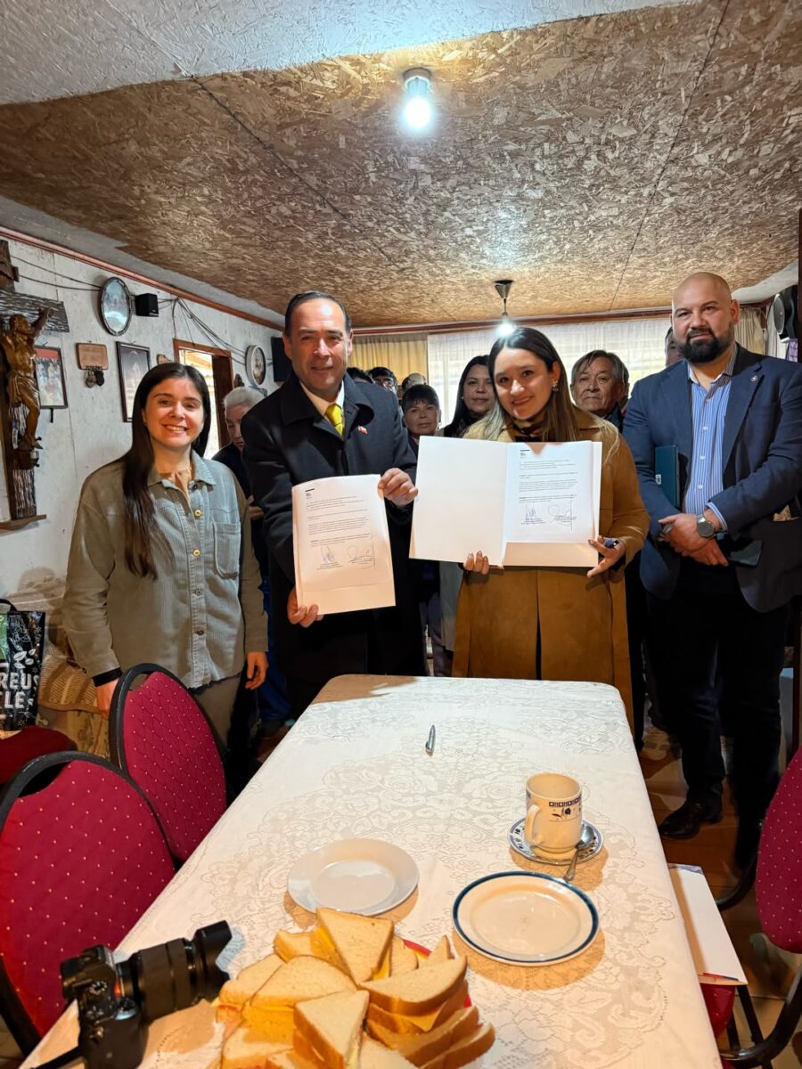La seremi Leslie Cornejo y el alcalde Marcos Morales sostienen el convenio firmado junto a autoridades locales.