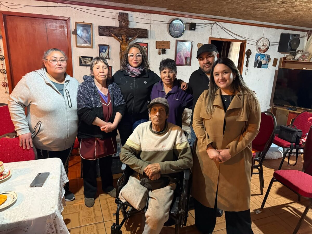 Autoridades y vecinos reunidos en la ceremonia de reanudación del convenio en Puchuncaví.