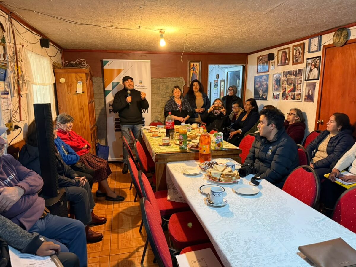 La seremi Leslie Cornejo firma el documento de convenio junto a autoridades y vecinos de Puchuncaví.