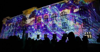 Proyección audiovisual sobre la fachada de un edificio durante el festival PERFORMA.